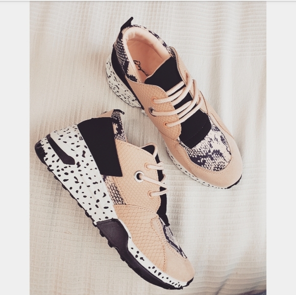 🚨//Summer Essentials// trendy Sneakers - Picture 2 of 5